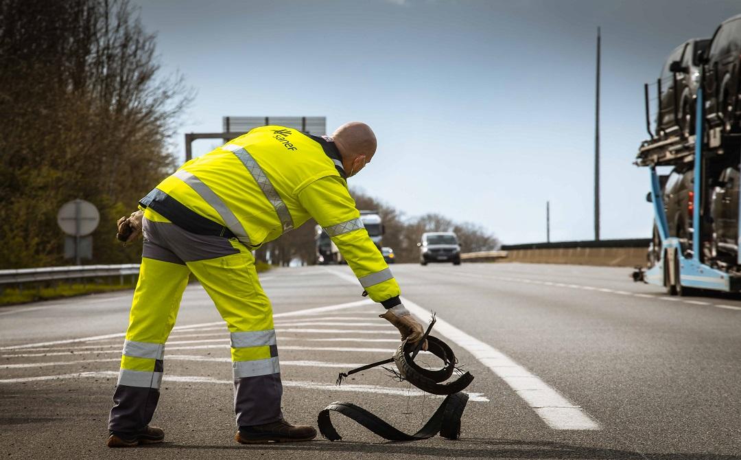 Patrouilleur-autoroute-objet-chaussée-corridor-sécurité-bons-geste