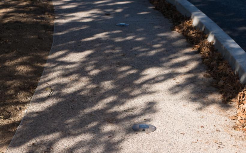 Trottoir large et éclairé  